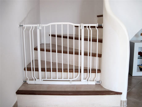 barriere pour empêcher les bébés de monter les escaliers