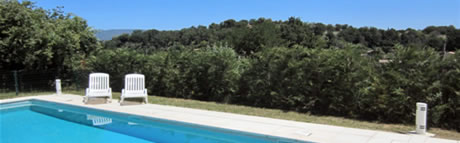 Vue sur le Luberon depuis la piscine du gîte