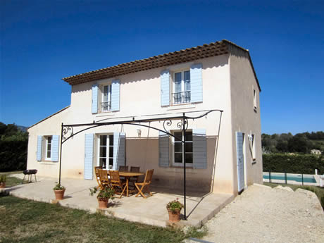 jardin situé face à la terrasse