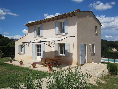 Gîte en Luberon avec terrasse et voile solaire