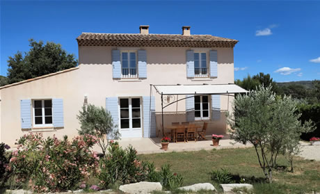 Gite avec piscine privée en location à la Tour d'Aigues pour 6 personnes