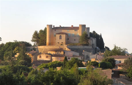 Le chateau du village Mirabeau est à moins de 10km du gîte
