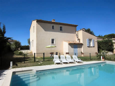 Depuis le bas du jardin, vue sur la piscine et le gite