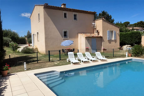 piscine et facade du gite au nord-est