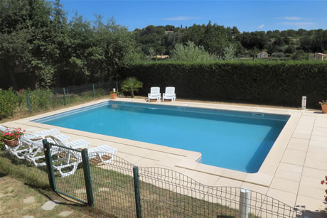 Vue dégagée sur la campagne environnante depuis la piscine.