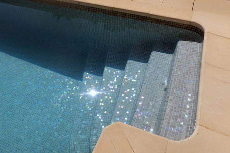 Des escaliers sont intégrés à la piscine. La profondeur en bas des marches est de 1,3 m.