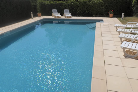 La piscine privée mesure 5x10m