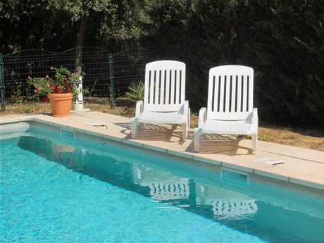 Les pieds en éventaille au bord de la piscine