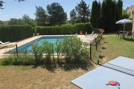 Un espace en herbe ceinture la piscine