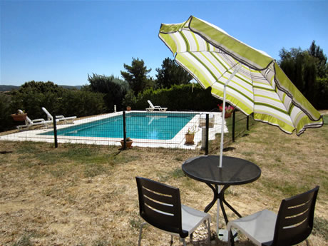 Le matin, un parasol apporte de l'ombre à ceux qui surveillent la baignade des enfants.