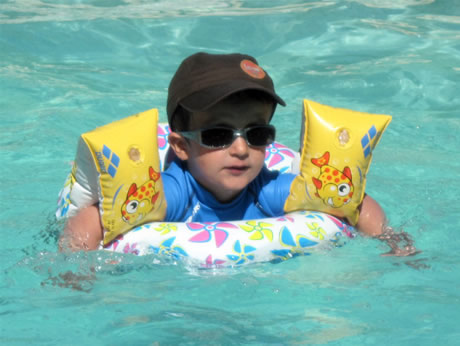 Tous les enfants aiment la baignade dans la piscine privée