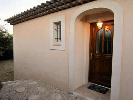 L'extérieur de l'entrée du gîte est réalisé selon une architecture provençale.