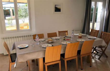 La table avec ses rallonges permet de poser jusqu'à 12 couverts.