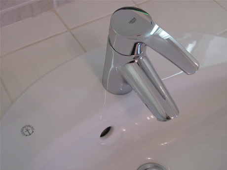 Le lavabo est équipé d'un robinet mitigeur (mono-commande)