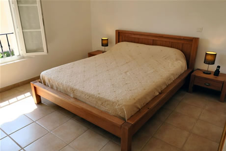 La grande chambre à l'étage est équipée d'un lit dont le matelas mesure 160 x 200 cm.