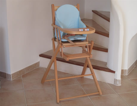 Une chaise haute est mise à disposition.