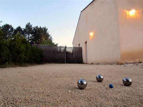 Un espace avec du sable adapté, permet de jouer à la pétanque